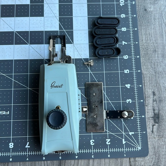 Buttonholer Sewing attachment automatic stitch #7 - Picture 4 of 12